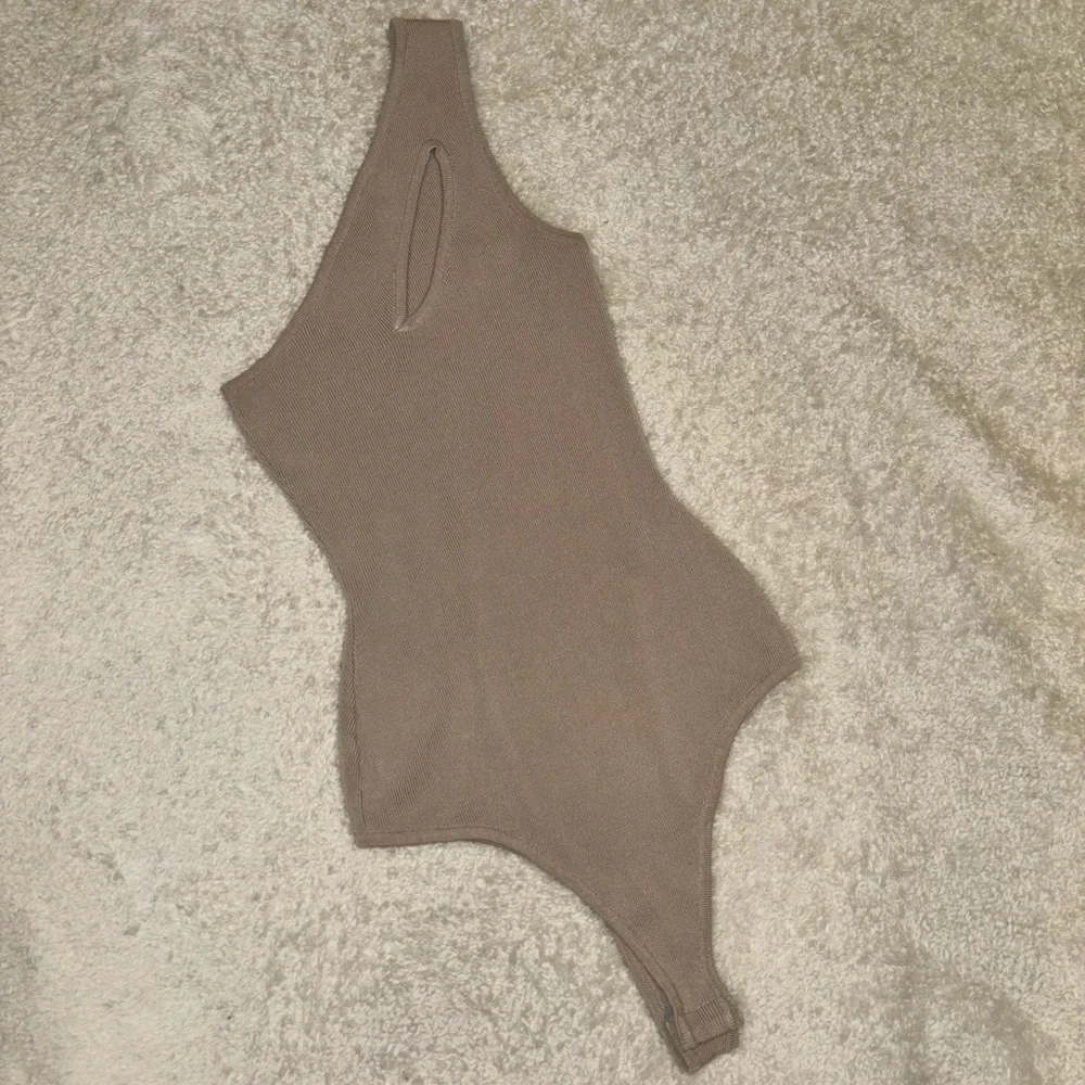 FashionNova XS one shoulder bone color bodysuit. - Picture 1 of 3
